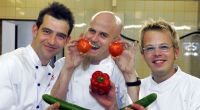 Martin Baudrexel zusammen mit den Köchen Ralf Zacherl und Mario Kotaska (r).