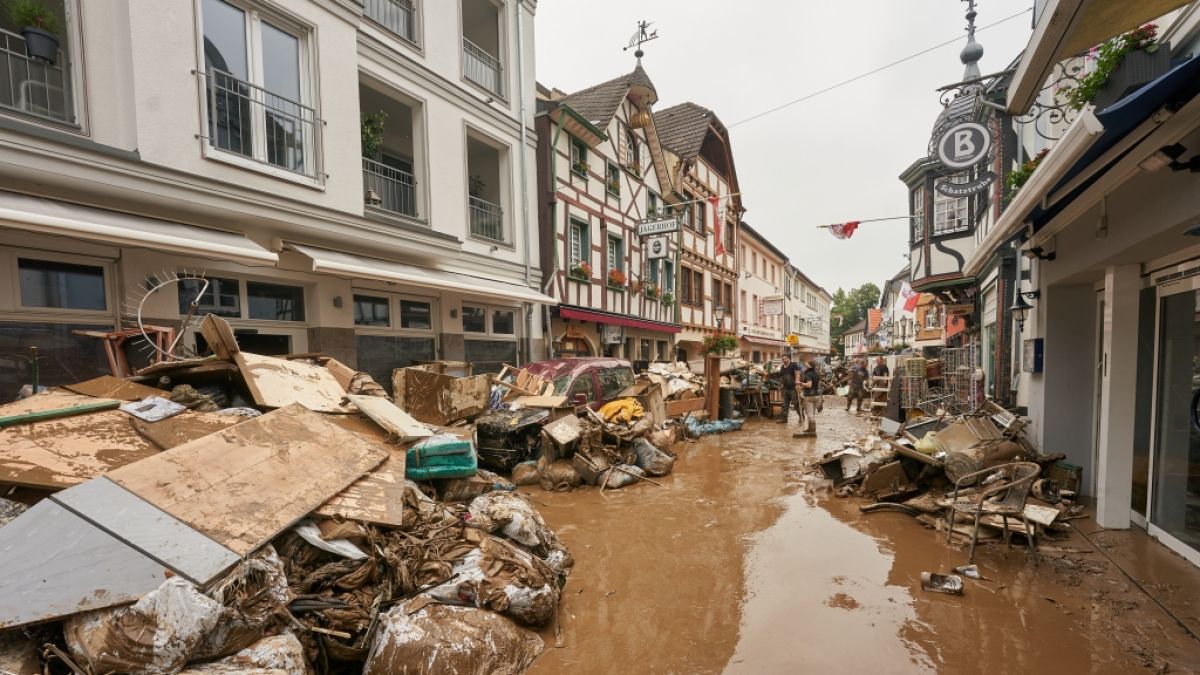 Nach der Flutkatastrophe liegen Häuser, Straßen und Brücken in Trümmern. (Foto)
