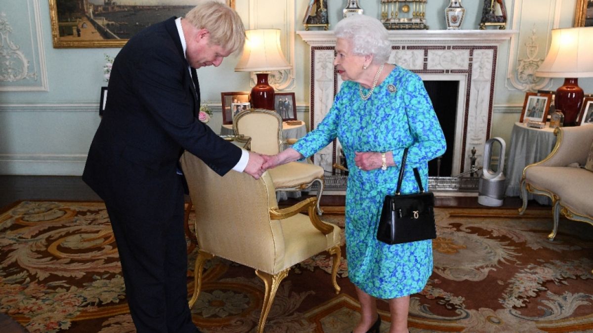 Der britische Premierminister Boris Johnson, der selbst an Covid-19 erkrankt war, wollte die Queen trotz Corona persönlich treffen. (Foto)