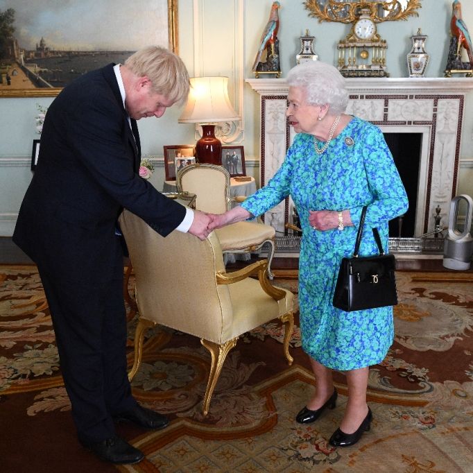 Covid-19-Schock! Boris Johnson hätte Queen fast getötet