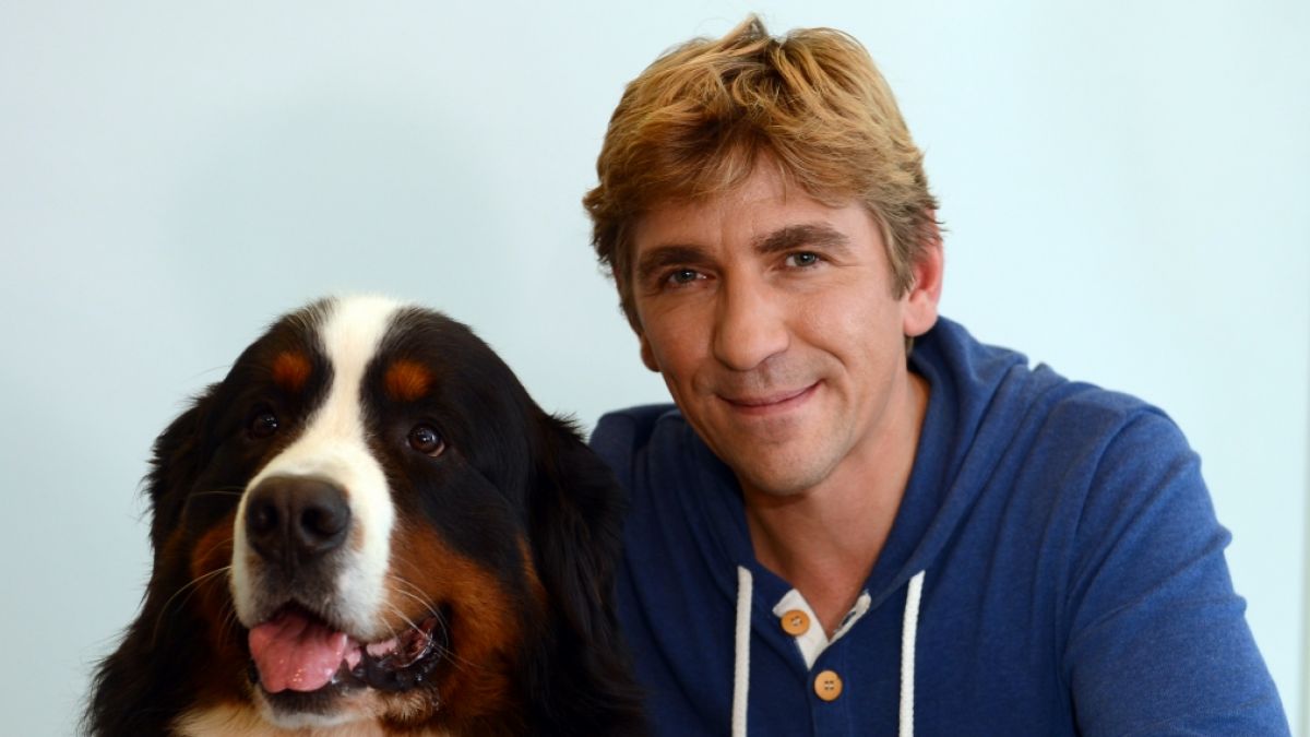Löwenzahn"-Schauspieler Guido Hammesfahr mit SErienhund Keks. (Foto)