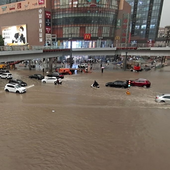 U-Bahn geflutet, Damm gebrochen! Taifun 