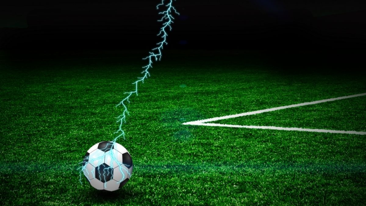 Ein neunjähriger Junge ist beim Fußballspielen von einem Blitz getroffen und getötet worden (Symbolbild). (Foto)