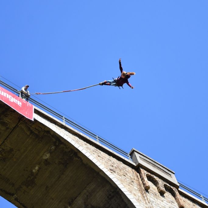 Junge Frau stirbt bei Bungee Jump: 45 Meter OHNE Seil in den Tod