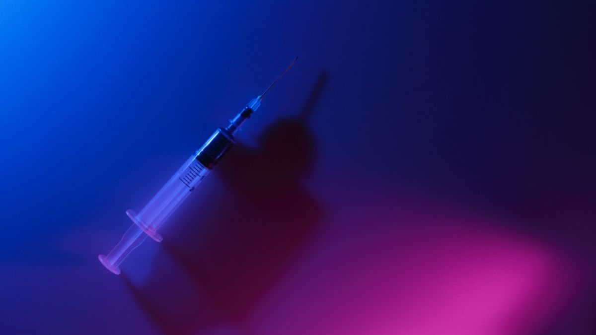 "Der Postillon" kündigte an, dass mobile Impfteams nun Impfgegner nachts heimlich impfen sollen.  (Foto)