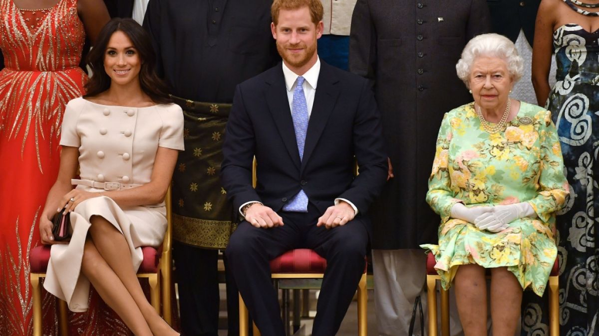 Da war die Welt noch in Ordnung: Queen Elizabeth II. nebst Enkelsohn Prinz Harry und dessen Frau Meghan Markle. Inzwischen sinnt das Königshaus nach der Trennung auf Rache. (Foto)