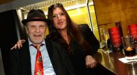 Der Schauspieler Peter Sattmann und die Schauspielerin Katy Karrenbauer sitzen am 17.11.2014 in der Spielbank in Berlin am Rande der Charity-Poker-Tour.
