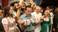 Arnold Schwarzenegger, seine Tochter Christina (l) und seine Freundin Heather Milligan (r) feiern mit Koch Alfons Schuhbeck bei der Weißwurstparty im Stanglwirt 2020.