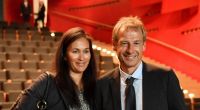 Der ehemalige Bundestrainer Jürgen Klinsmann mit seiner Frau Debbie nach seiner Auszeichnung als Ehrenspielführer der deutschen Fußball-Nationalmannschaft. 