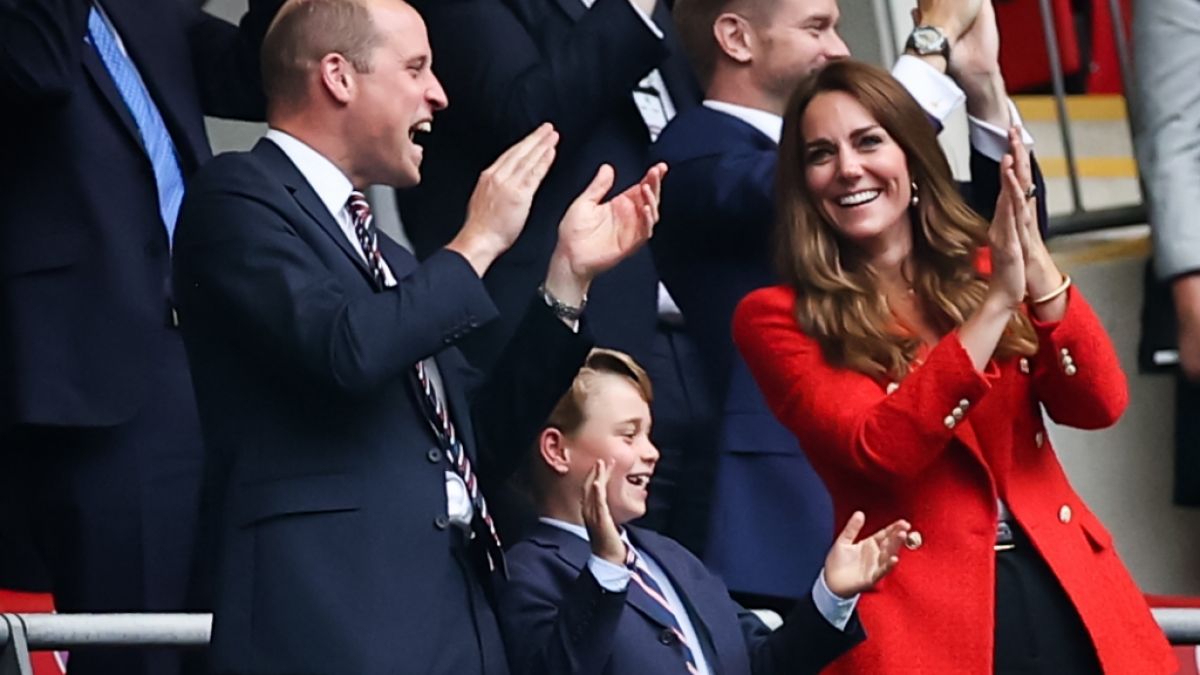 Prinz George jubelt beim Fußball im Wembley-Stadion - seiner sportlichen Leidenschaft wurde auch am 8. Geburtstag des Mini-Royals Rechnung getragen. (Foto)