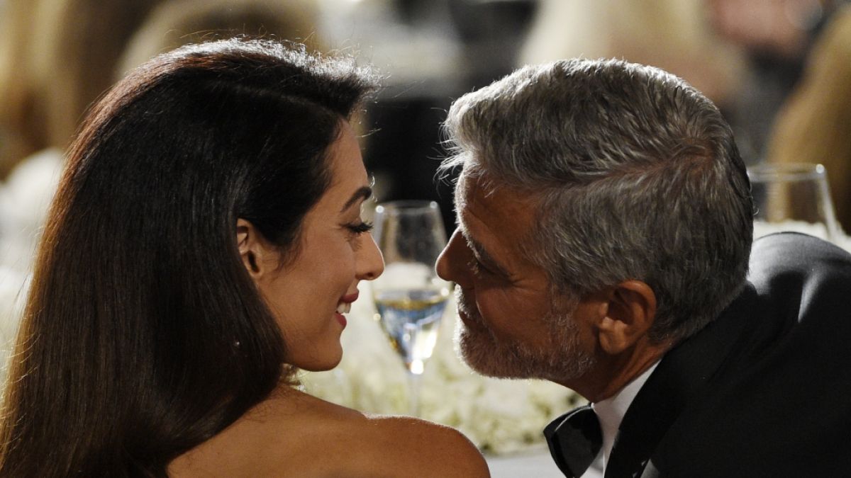 Amal und George Clooney sind bereits Eltern von Zwillingen namens Ella und Alexander - steht dem Paar nun erneut Nachwuchs im Doppelpack ins Haus? (Foto)