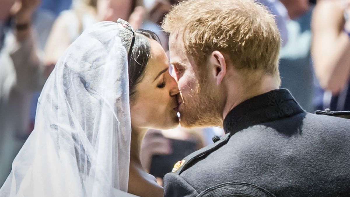 Seit dem 19. Mai 2018 Mann und Frau: Prinz Harry und Meghan Markle besiegeln ihre Liebe mit einem Kuss. (Foto)