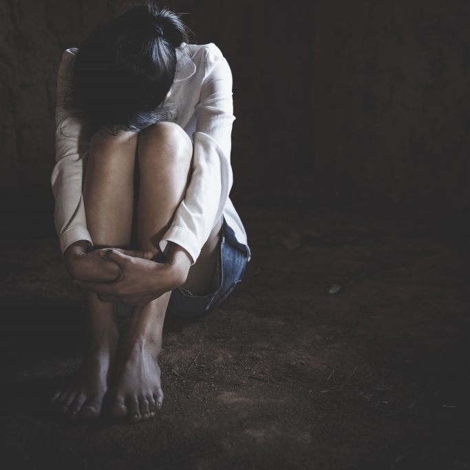 Mädchen (15) nach Party an See vergewaltigt - Täter flüchtig
