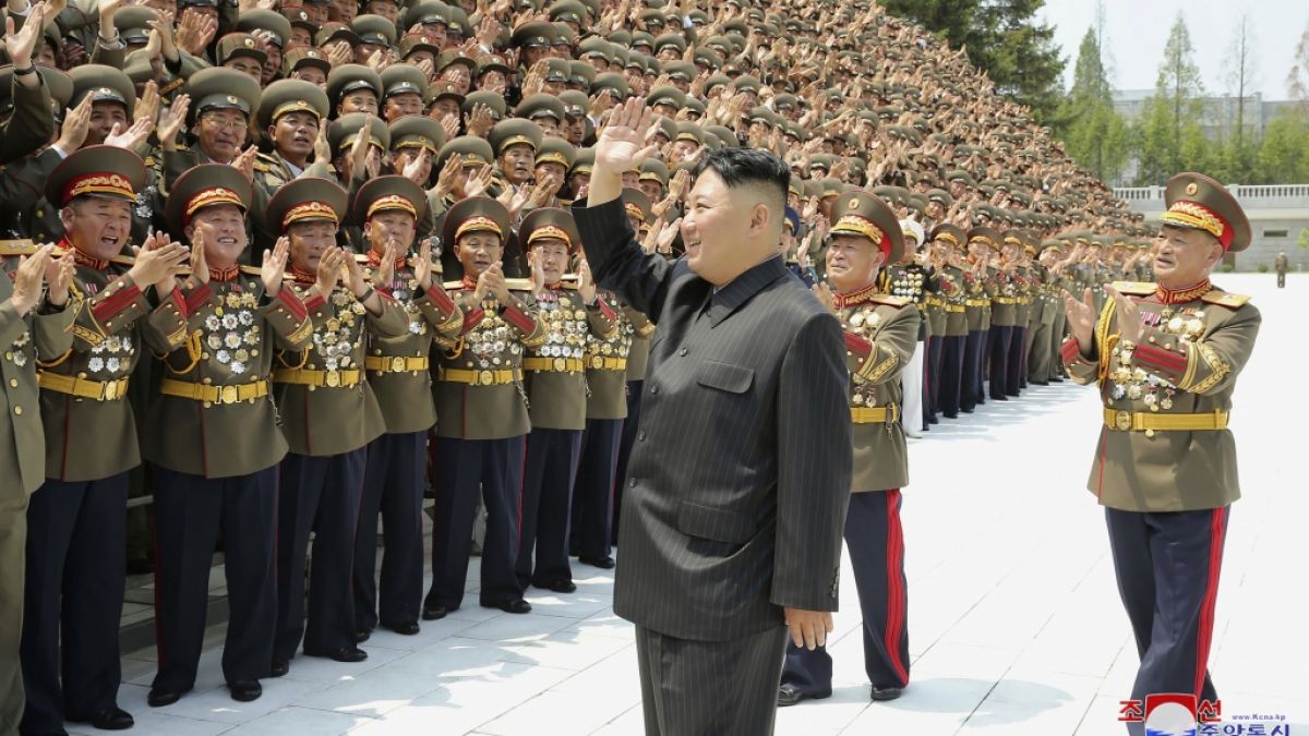 Kim Jong Un winkt den Befehlshabern der nordkoreanischen Streitkräfte gut gelaunt zu - die starke Gewichtsabnahme des Machthabers ist nicht zu übersehen. (Foto)