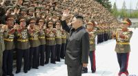 Kim Jong Un winkt den Befehlshabern der nordkoreanischen Streitkräfte gut gelaunt zu - die starke Gewichtsabnahme des Machthabers ist nicht zu übersehen.