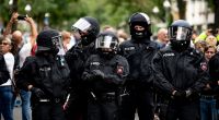 Die Polizei steht auf einer Demo gegen die Corona-Maßnahmen trotz Demonstrationsverbot. Mehrere Demonstrationen der in Berlin bleiben am Sonntag verboten, darunter eine Kundgebung der Stuttgarter 
