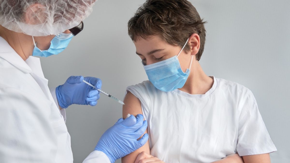 Kinder und Jugendliche von 12 bis 17 Jahren können bald in Impfzentren gegen das Coronavirus geimpft werden. (Foto)
