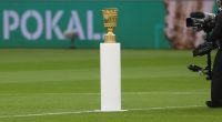 Da ist der Pott! In der Saison 2021/22 kämpfen 64 Mannschaften um den DFB-Pokal.