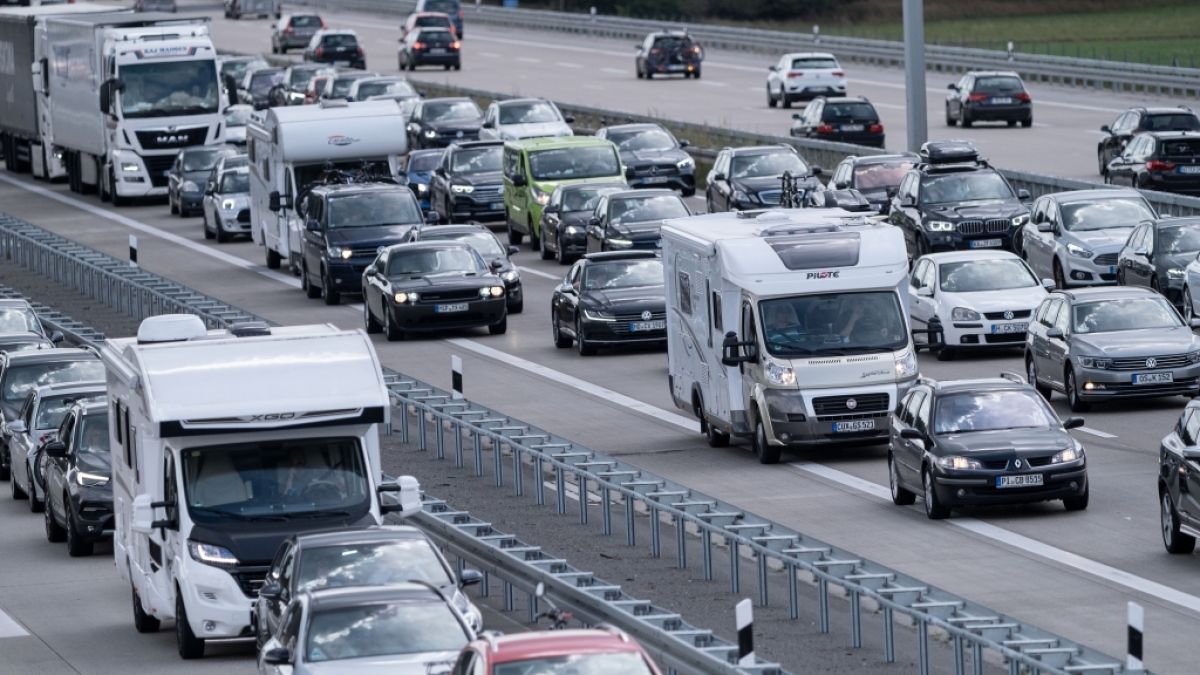 Zum Ende der Sommerferien staut es sich auf deutschen Autobahnen vermehrt, wie die ADAC-Stauprognose warnt. (Foto)