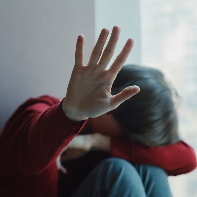 Babysitterin vergewaltigt autistischen Jungen, damit er ein sexuelles Erlebnis hat
