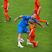 Mark van Bommels Sohn Ruben van Bommel im Zweikampf mit Wesley Sneijder.