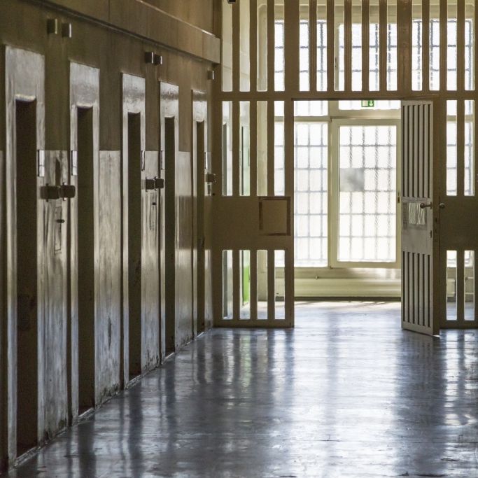 Mann (26) schlägt Vergewaltiger seiner Schwester im Knast tot - Haftstrafe verlängert