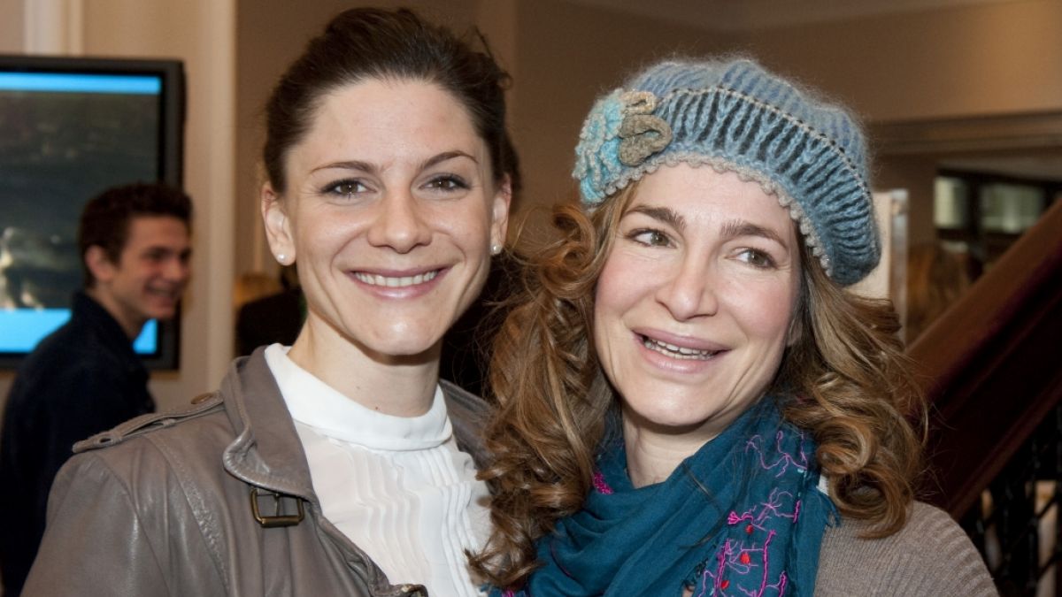 Christina Hecke und Schauspielkollegin Alexandra Kamp bei der 62. Berlinale in Berlin. (Foto)