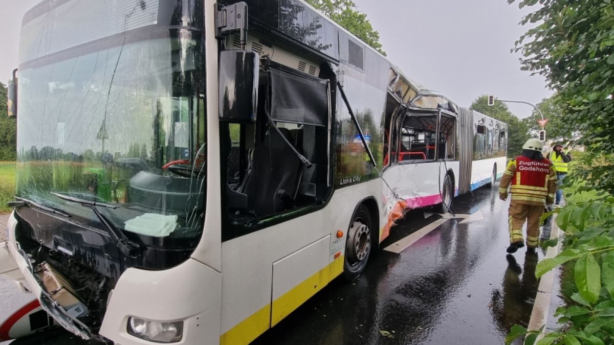 Im niedersächsischen Langenhagen bei Hannover ist eine 29-Jährige bei einem Busunfall ums Leben gekommen, 13 weitere Personen wurden verletzt. (Foto)