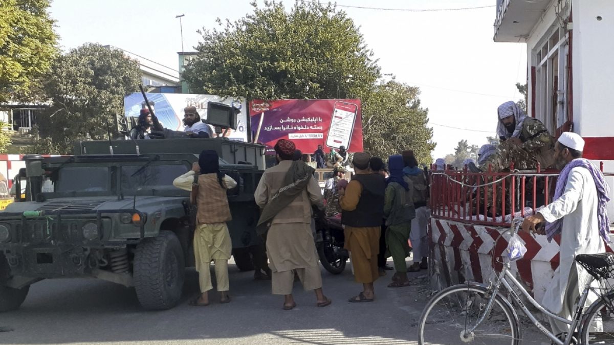 Taliban-Kämpfer halten Wache in der nordafghanischen Stadt Kundus. (Foto)