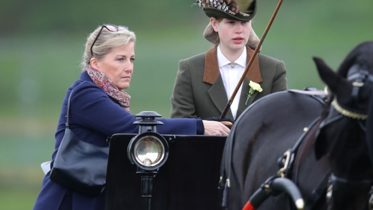 Lady Louise Windsor, hier mit ihrer Mutter Gräfin Sophie von Wessex bei einer Pferdeshow in Windsor, hat sich im Königshaus zur unentbehrlichen Kraft gemausert. (Foto)