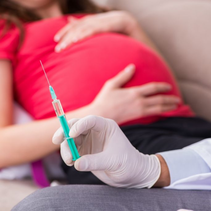 Corona-Impfung bei Schwangeren: Steigt das Risiko einer Fehlgeburt?