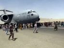 Hunderte Menschen laufen neben einer Boeing C-17 der United States Air Force, die auf dem Rollfeld des Kabul International Airport fährt. (Foto)