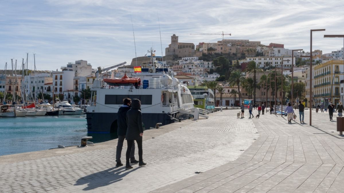 Im Hafen von Ibiza ist ein Mann in einem Schlauchboot von einer Fähne erfasst und geköpft worden (Symbolbild). (Foto)