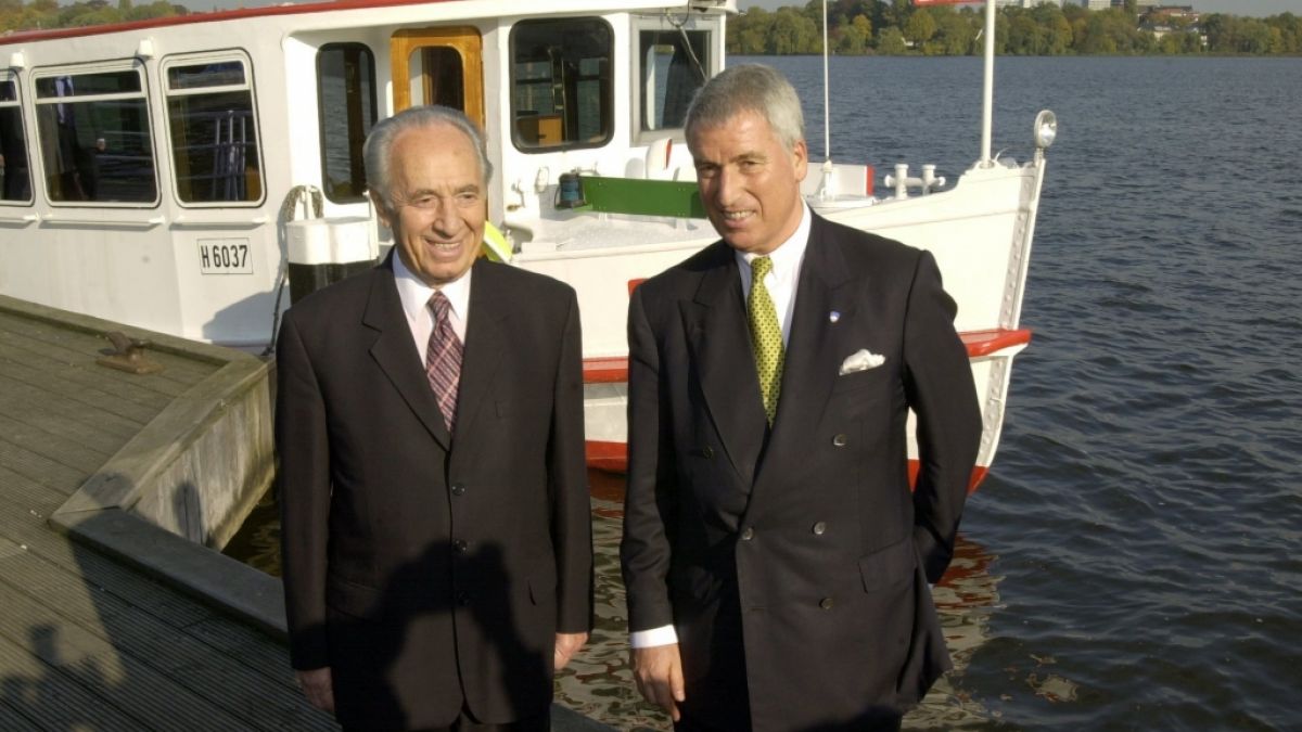 Der ehemalige israelische Ministerpräsident Schimon Peres (l) posiert zusammen mit dem Chef der Wünsche AG, Kai Wünsche, an der Hamburger Außenalster vor einem Alsterkahn. (Foto)