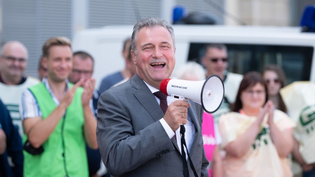 Claus Weselsky, Vorsitzender der GDL, lacht auf einer Kundgebung vor dem Dresdner Hauptbahnhof. (Foto)