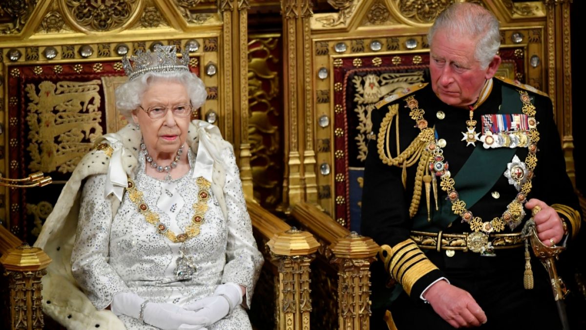 Noch sitzt Queen Elizabeth II. auf dem Thron und lässt ihren Thronfolger Charles weiter schmoren - in der Phantasie von Musical-Autoren sieht das Royals-Leben allerdings ganz anders aus. (Foto)