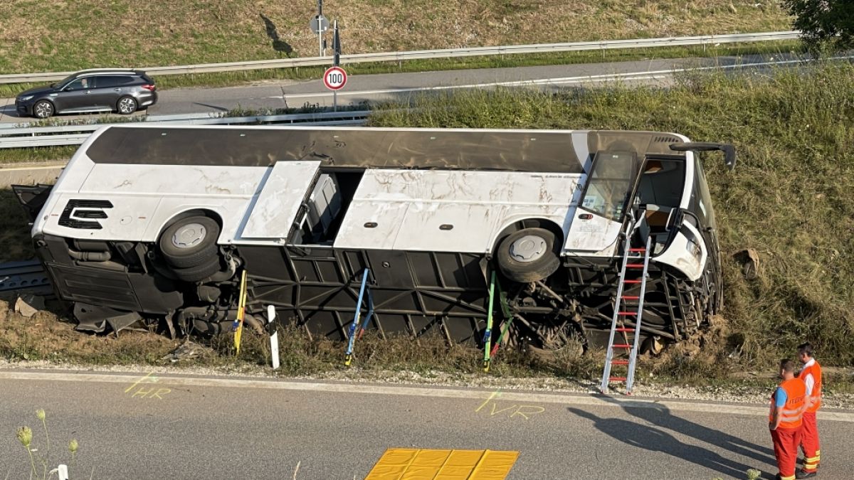 Bei einem Busunfall im niederbayerischen Landkreis Kelheim sind zwei Menschen schwer verletzt worden. (Foto)