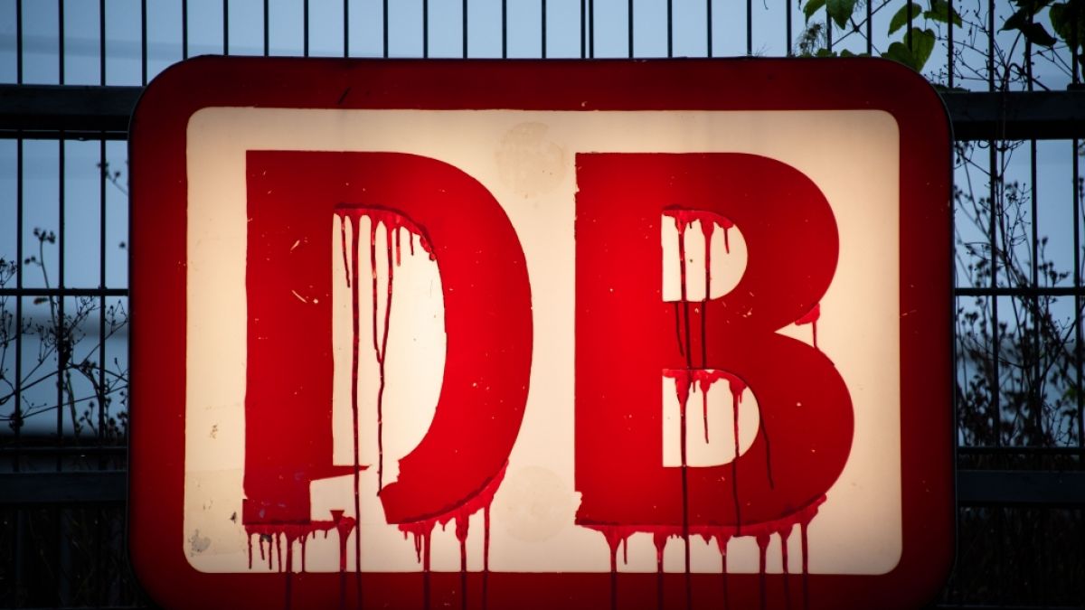 Rote Farbe ist auf einem Logo der Deutschen Bahn am Hauptbahnhof runtergelaufen. (Foto)