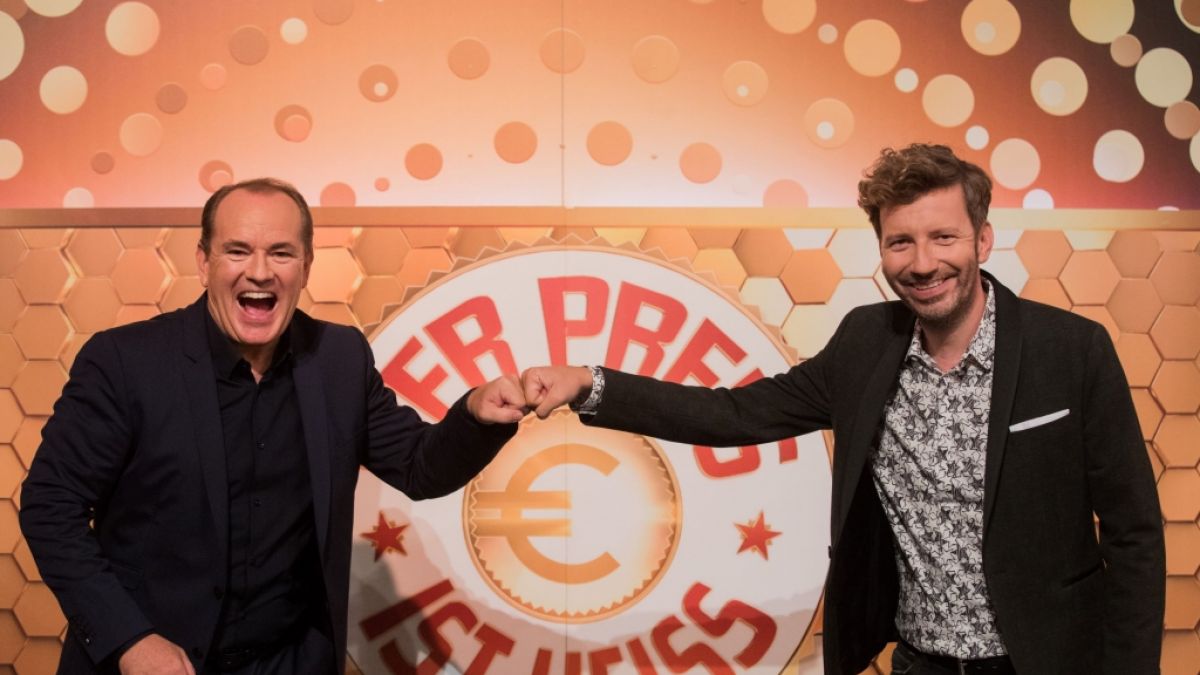 Die Moderatoren Wolfram Kons (l) und Thorsten Schorn während einer Aufzeichnung der RTL-Spielshow "Der Preis ist heiß" in Köln. (Foto)