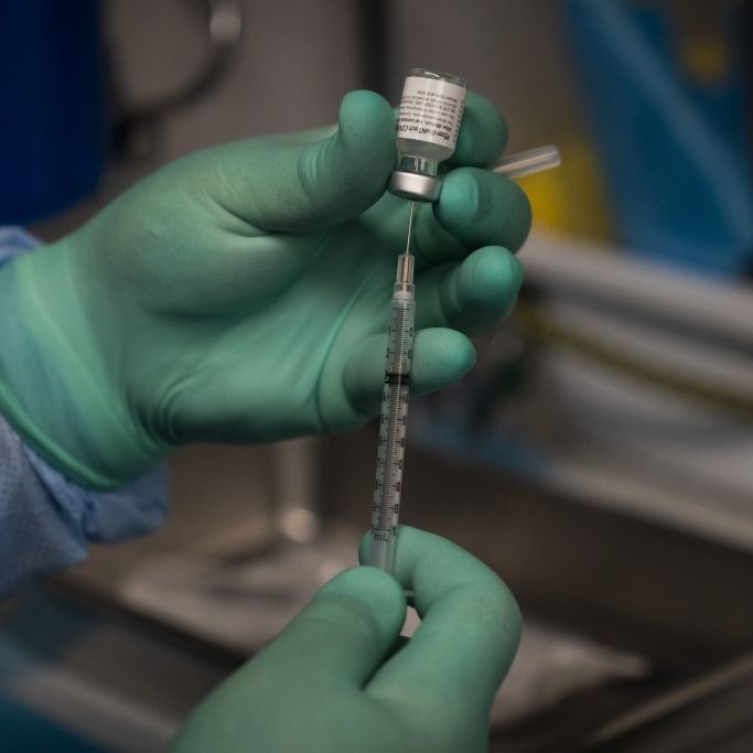 Frau stirbt trotz Doppel-Impfung nach 2. Corona-Erkrankung