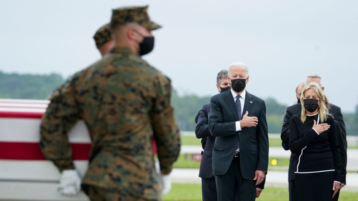 US-Präsident Joe Biden ist von der Mutter eines in Kabul getöteten US-Soldaten schwer beleidigt worden. (Foto)