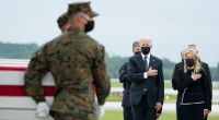 US-Präsident Joe Biden ist von der Mutter eines in Kabul getöteten US-Soldaten schwer beleidigt worden.