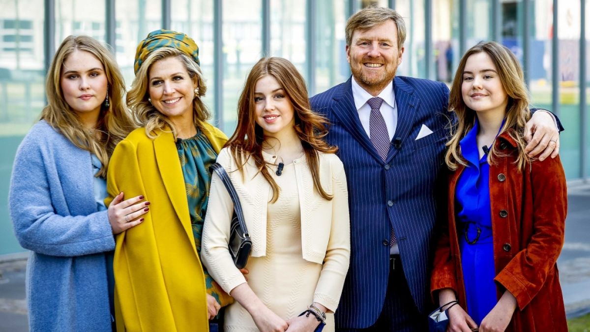 König Willem-Alexander der Niederlande und Königin Maxima stehen mit ihren Töchtern Prinzessin Ariane (r), Prinzessin Alexia (M) und Prinzessin Amalia (l) für ein Foto zusammen. (Foto)