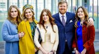 König Willem-Alexander der Niederlande und Königin Maxima stehen mit ihren Töchtern Prinzessin Ariane (r), Prinzessin Alexia (M) und Prinzessin Amalia (l) für ein Foto zusammen.