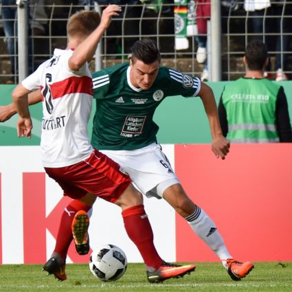 Tim Stegerer vom FC Homburg spielt gegen Jean Zimmer (l) vom VfB Stuttgart. Tim Stegerer vom FC Homburg spielt gegen Jean Zimmer (l) vom VfB Stuttgart.