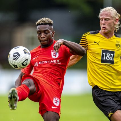 Dennis Owusu vom FC Gießen im Testspiel gegen den BVB. Dennis Owusu vom FC Gießen im Testspiel gegen den BVB.