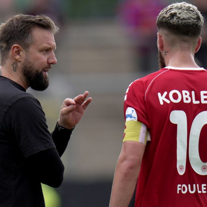 Trainer Heiner Backhaus spricht mit Quentin Fouley vom FC Rot-Weiß Koblenz e. V.