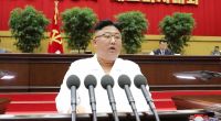 Nordkoreas Machthaber Kim Jong-un trat deutlich erschlankt im nordkoreanischen Staatsfernsehen auf. (Siehe Video im Text).