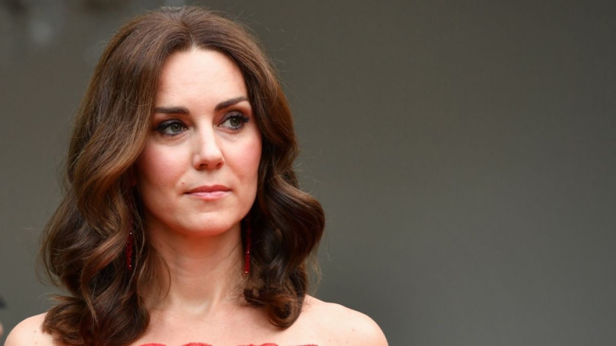 Kaum zu glauben: Während ihrer Schulzeit war Kate Middleton zunächst ein unscheinbares Mauerblümchen. (Foto)