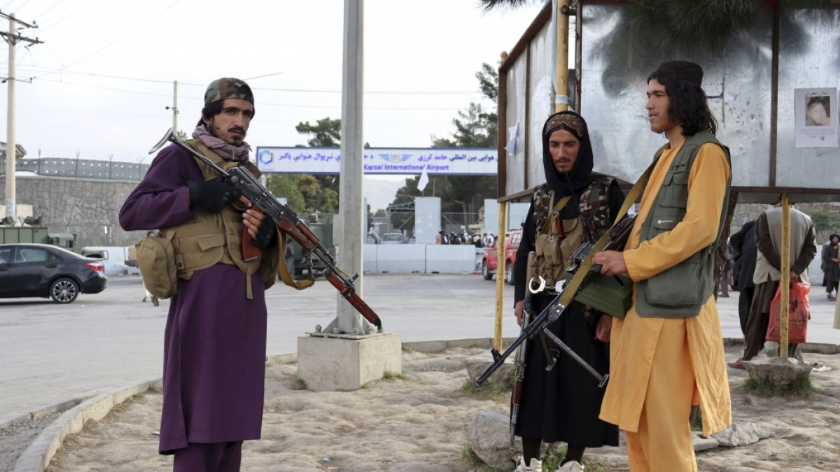 Kämpfer der Taliban stehen nach dem Abzug der USA vor dem internationalen Flughafen Hamid Karzai. (Foto)